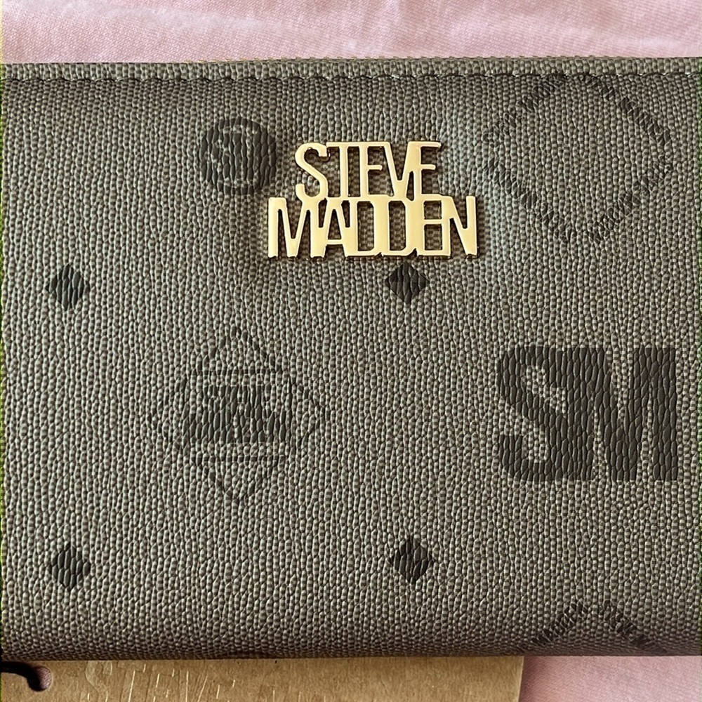 Brand New Steve Madden Olive Green Large Emmy Zip Around Wristlet Wallet - Picture 2 of 14
